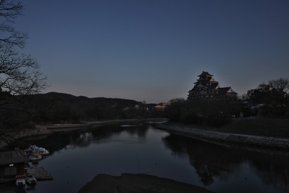 夕闇で暗くなる岡山の烏城