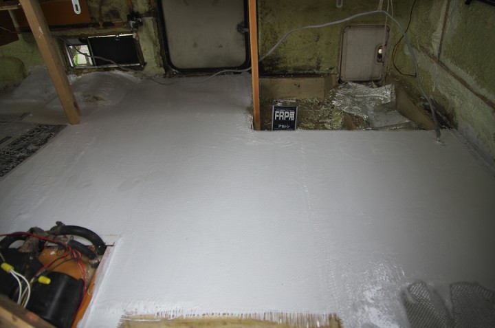 後部の床をFRP樹脂を塗りつけ完了