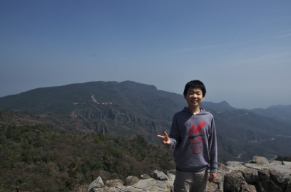 寒霞渓を背景にヒデ