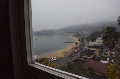 窓からは鹿島の海水浴の浜が見える