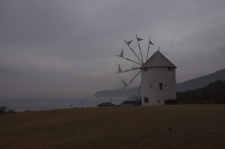 雨に煙るオリーブ公園のギリシャ風車