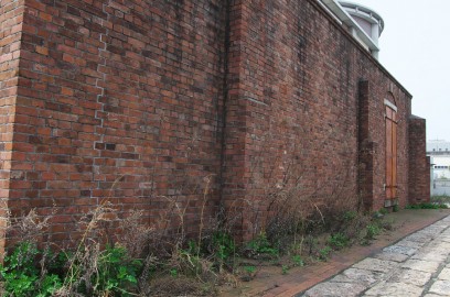 倉庫の煉瓦壁だけが保存