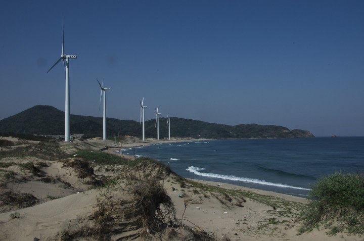 風車が並んだ浅利海岸の砂丘
