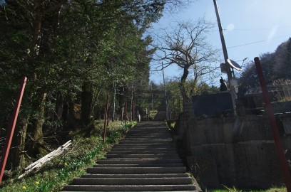 9:00　剣山神社の階段を登る
