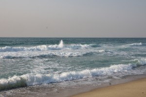 日本海は波が荒い