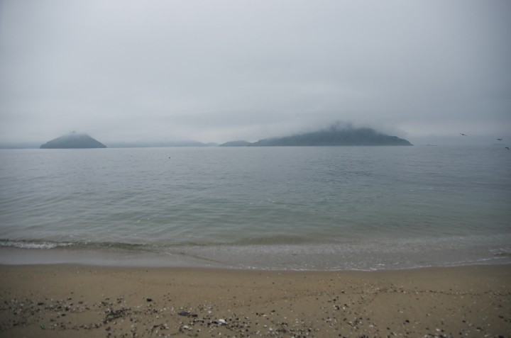 昨日からの雨が残っている朝　元宇品の海岸からの島は雲の中