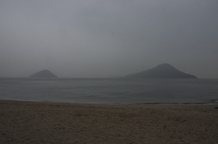 小雨で煙る広島湾　似島も霞んでいる