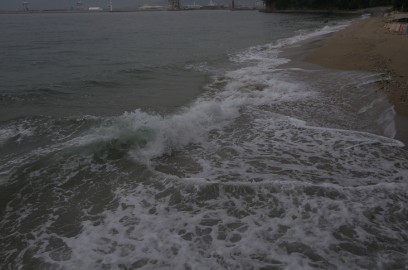 海岸に波が打ち寄せる