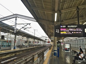雨の岡山駅でさくらを待つ