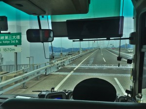 来島海峡大橋を渡る