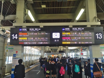 広島から出発、列車は満席