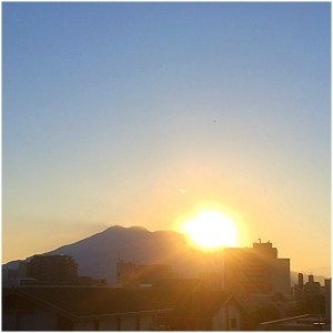 櫻島から朝日が昇る