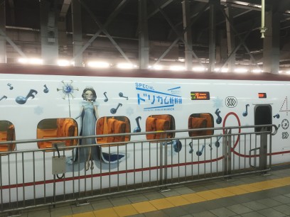 博多駅に変わった新幹線が止まっていた