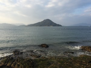 似島（安芸小富士）を眺める海岸