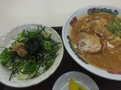 吉和のSAでワサビ丼とラーメンを食べます