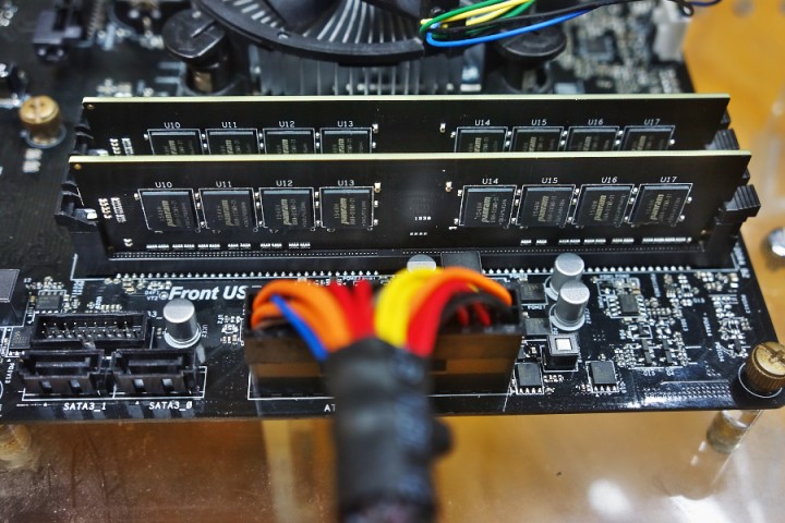 DDR4　8G×2　左の端部はロック方式ではなく差し込みになっている