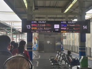 広島駅では新幹線はベタ遅れ