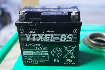 新しい湯浅のバッテリー　YTX5L-BS　12V　4A