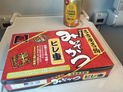 新幹線ではみそかつ弁当を購入　広島には13：40到着