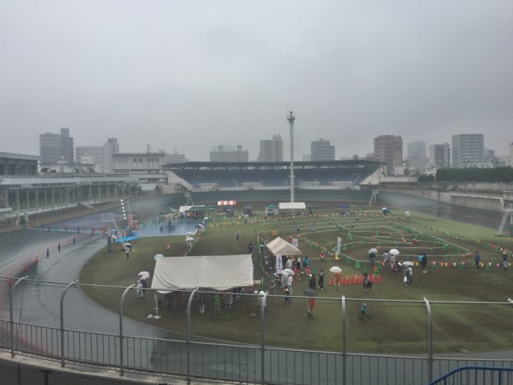 広島競輪場のパドック内でランニングバイクの大会　雨の中で子供たちは頑張っていた