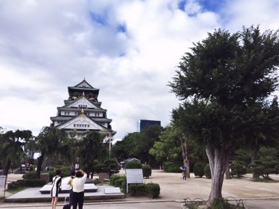 大阪城の広場に　中国人観光客ばかり