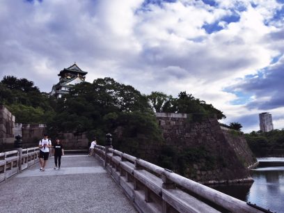 内堀にかかる極楽橋から大阪城を振り返る