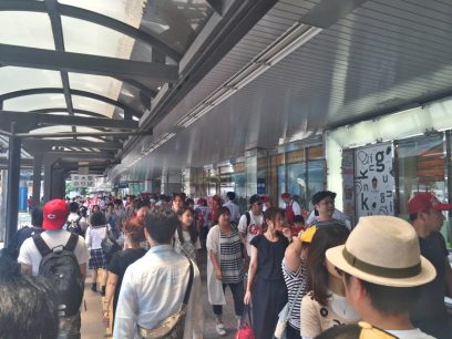 広島駅ではカープフアンがいっぱい　新幹線もいっぱい