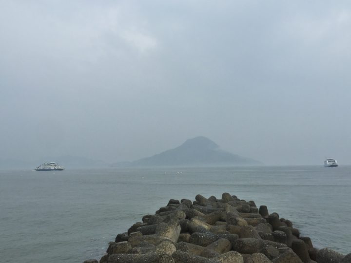 広島港入口の防波堤から霞む似島を望む