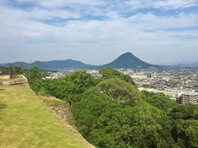丸亀城から讃岐富士を眺める
