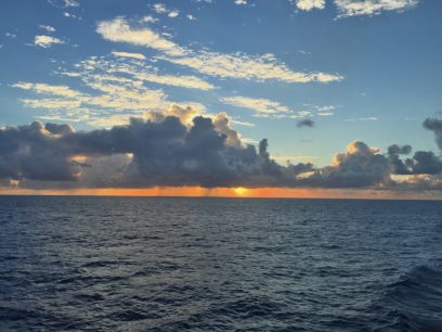 太平洋に夕日が沈む　八丈島付近