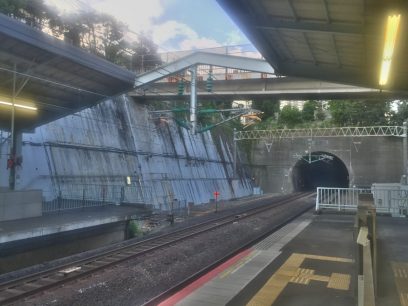 トンネルを抜けると新神戸駅