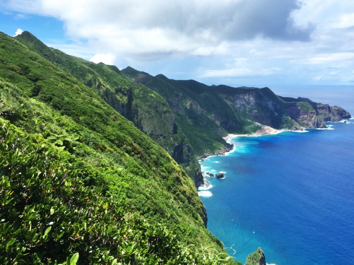 尖った先端が乳房山の片側　東側は急峻な断崖が続く