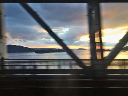 瀬戸大橋線で陽が沈む