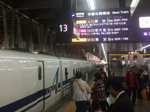 博多駅で新幹線に乗ります
