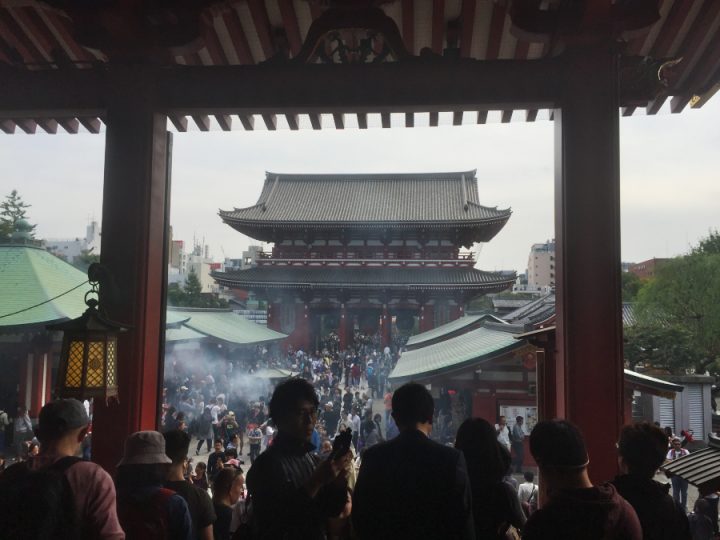 浅草寺の境内　多くの観光客で身動きできない