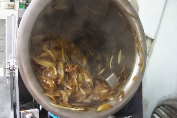 ロータリークッカーで玉葱を炒めます　約40分