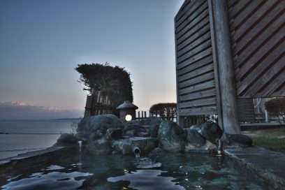 富山湾を眺める海明かりの露天風呂