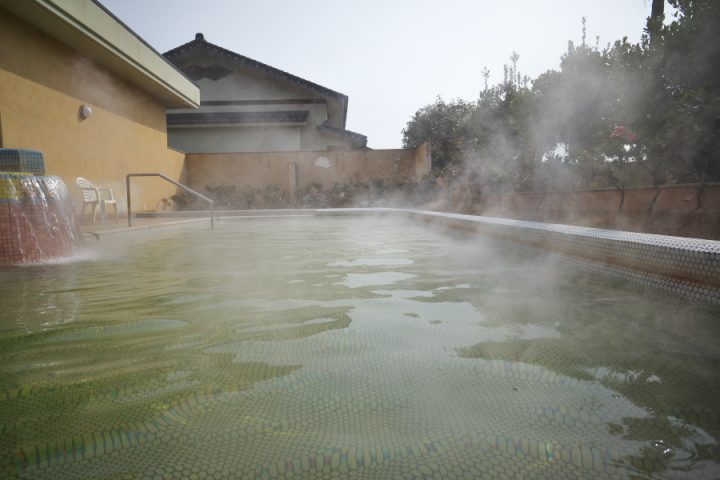 能登島のひょっこり温泉　大きなプールのような露天