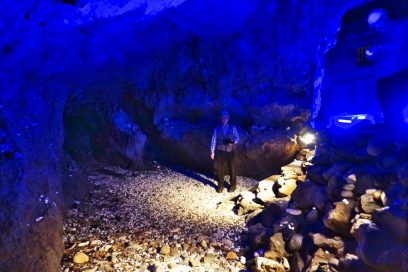 洞窟内は青い照明