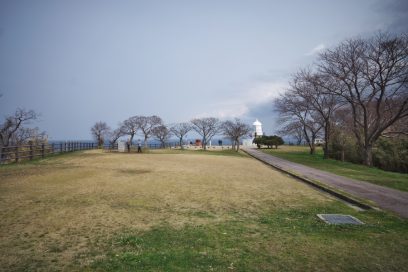 灯台の周辺は広い芝となっている