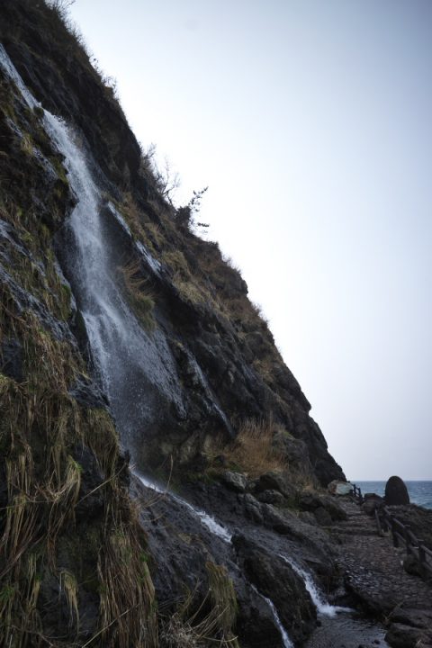 日本海に落ちている垂水の滝