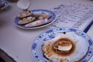 浜の茶屋で焼貝を　ホタテ、白貝、ハマグリ